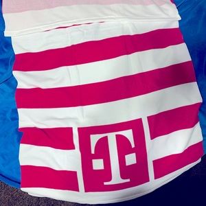 I’m selling a T-Mobile Beach Towel!!! Bee tree and with bag. Opened to show!